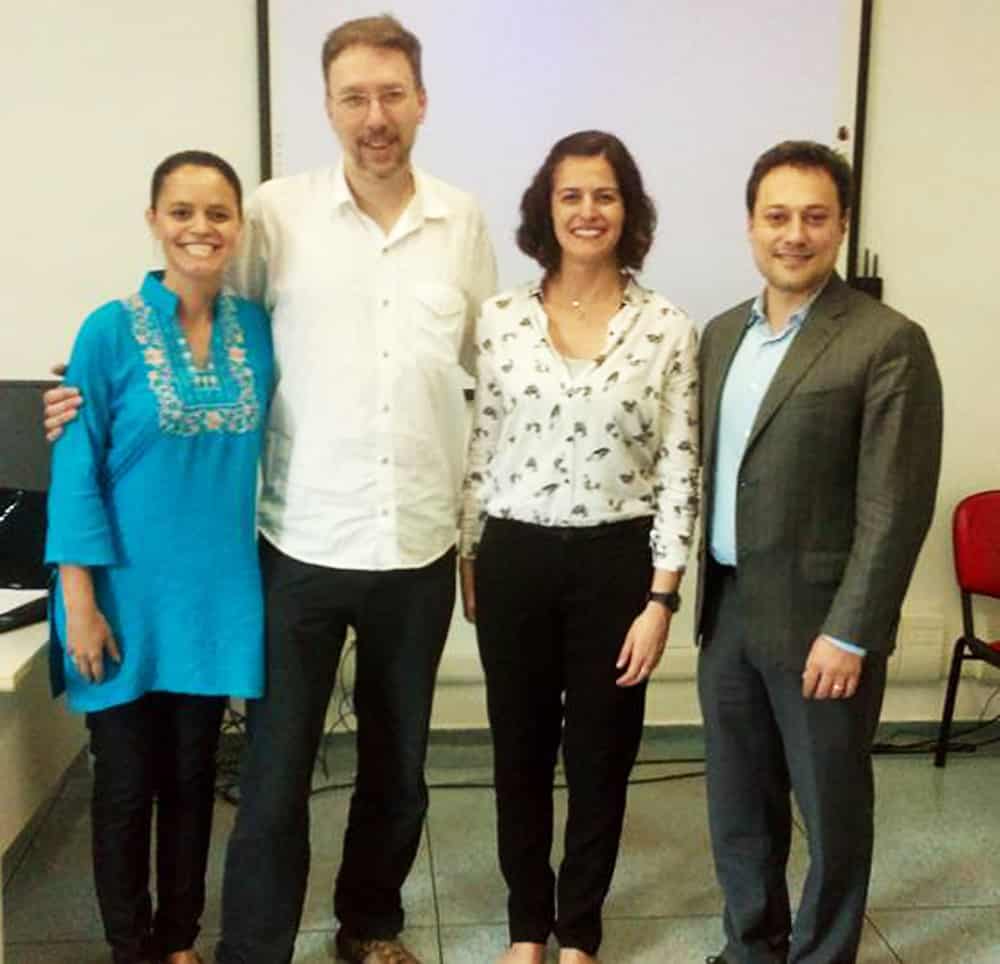 Daiane Fontes, autora do trabalho (à esq.), Dra. Michele Schultz, orientadora da pesquisa, professor André Frazão Helene e Dr. Marcel Simis (à dir.)